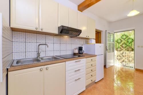One-Bedroom Apartment with Sea View image 10