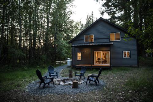 Perch - Evergreen Cabin in Ashford (WA)