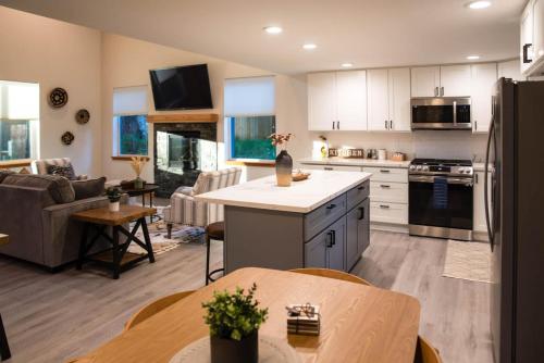 Perch - Evergreen Cabin in Ashford (WA)