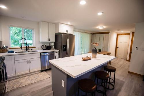 Perch - Evergreen Cabin in Ashford (WA)