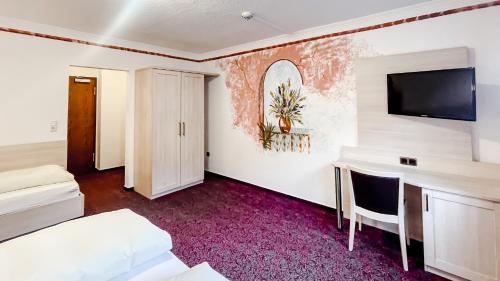 1 queen bed, 1 twin bed