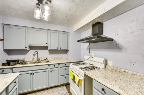 12 Mi to Dtwn Pittsburgh Home with In-Unit Laundry! in Pittsburgh, USA