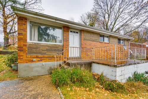 12 Mi to Dtwn Pittsburgh Home with In-Unit Laundry!