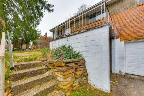 12 Mi to Dtwn Pittsburgh Home with In-Unit Laundry!