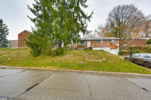12 Mi to Dtwn Pittsburgh Home with In-Unit Laundry!