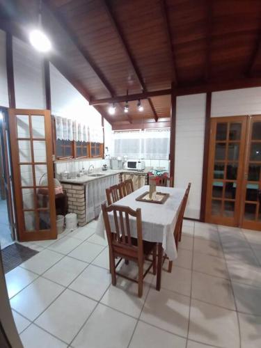 Praia tranquila para descansar Zimbros Bombinhas in Sertaozinho