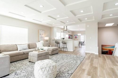 1 Block to Sand Stylish 3BR Contemporary Home in San Diego, USA