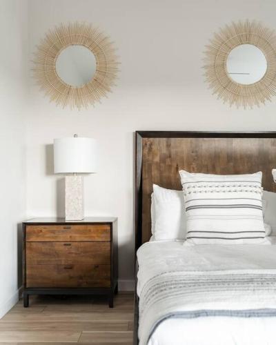 1 Block to Sand Stylish 3BR Contemporary Home detail