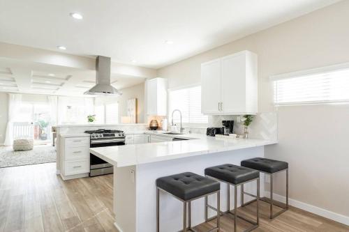 1 Block to Sand Stylish 3BR Contemporary Home in Ocean Beach