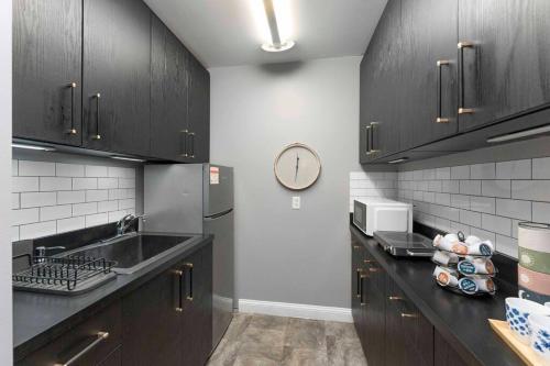 Plush 2 Bed Getaway With 100 Inch Projector & Sectional in Jacksonville, USA