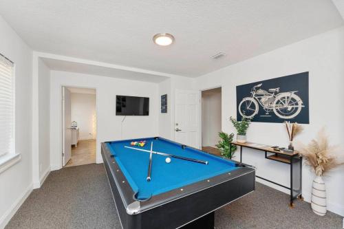 Relaxing 3-Bedroom With 150 Inch Projector & Pool Table in Jacksonville, USA