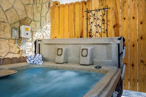 4 BD Luxury Cabin-Pool Table-Arcade-Hot Tub-Fire Pit-Coffee Bar-Smores Bars in Sevierville, USA