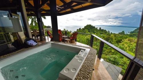 Hot tub, Tulemar Resort in Quepos