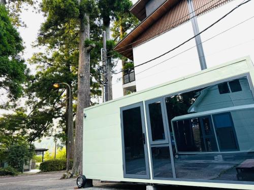 箱根コンテナステイ コンビニすぐ 海賊船に乗ろう (箱根コンテナステイ コンビニすぐ 海賊船に乗ろう) near ต้นซีดาร์บนถนนเก่าฮาโกเนะ