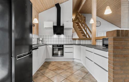 cuina, Gorgeous Home In Glesborg With Sauna in Fjellerup