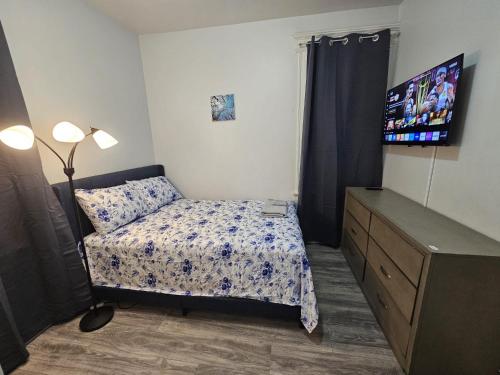 3F8-Chelsea Suites In-Unit washer dryer and TV