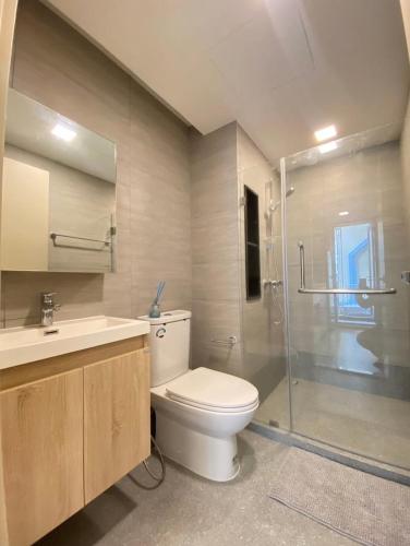 Modern room with Pool and Gym in the city center just 600m from Subway station! Modern room with Pool and Gym in the city center just 600m from Subway station!
