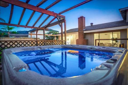 Vintage 6B 3BA Home Pool Hot Tub & Basketball Net in 哈仙達崗