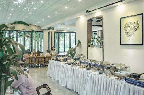 Food and beverages, Rainforest Hotel by NSUN near Teuk Chhou Rapids