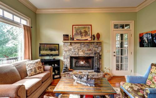 Sunrise Ridge - Read Fireside Lounge on the Screened Deck in Marblehill, USA