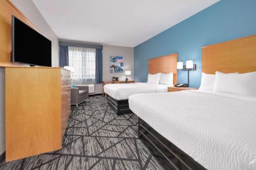 2 queen beds