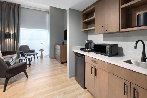 Suite, king, accessible