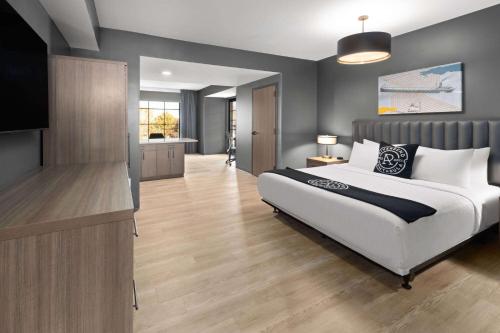 1 king bed, 1 sofa bed