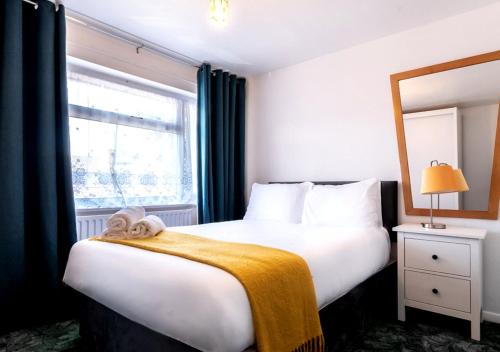 Home in Reading Berkshire - for Contractors & Families with Free Parking & WiFi gîte à louer Tilehurst