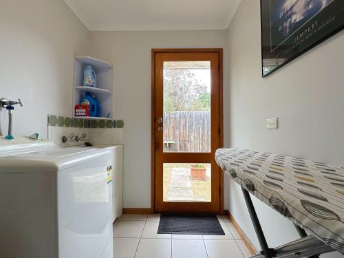 Seven Mile Beach House - 5 minutes to the Airport