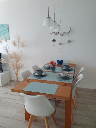Luxury One-Bedroom Apartment image 2