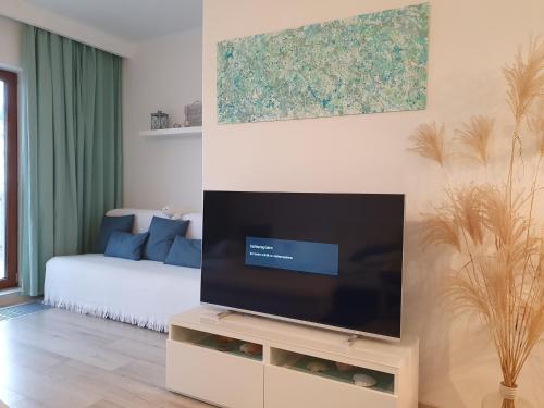 Luxury One-Bedroom Apartment image 3