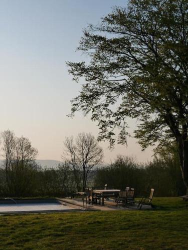 Maison de campagne avec piscine et étang (Maison de campagne avec piscine et etang) in วิลเฌอนง