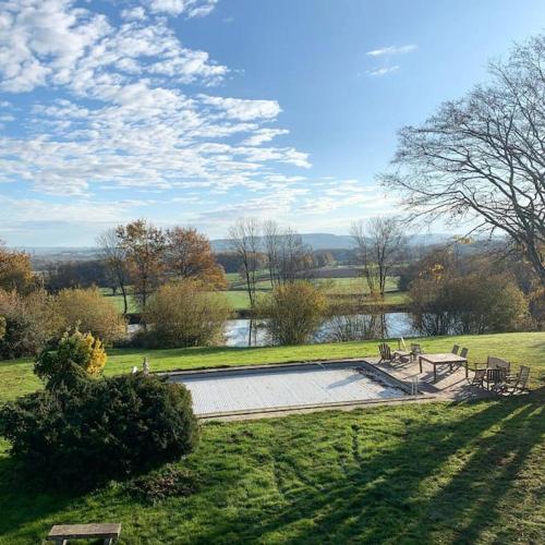 Maison de campagne avec piscine et étang (Maison de campagne avec piscine et etang) in วิลเฌอนง