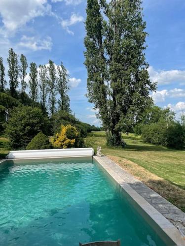 Maison de campagne avec piscine et étang (Maison de campagne avec piscine et etang) in วิลเฌอนง