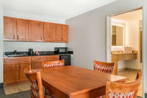 Country Inn & Suites by Radisson, Toledo South, OH in Rossford, USA