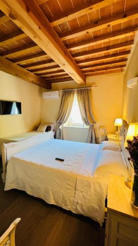 Deluxe Double Room image 1