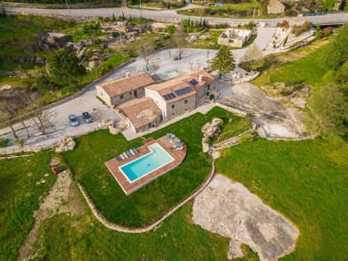 2 bedrooms, 5 beds