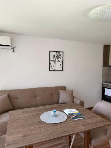 2 twin beds, 1 sofa bed