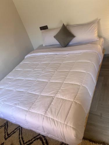 1 queen bed, 1 double bed, 2 twin beds