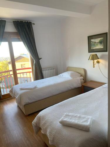 2 twin beds