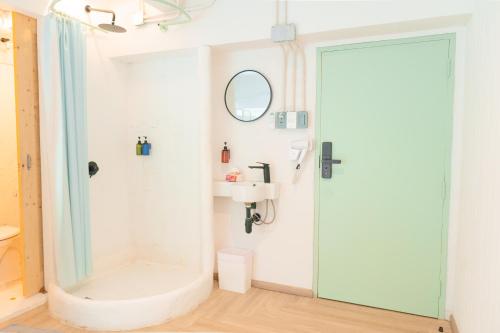 room detail thumbnail 2