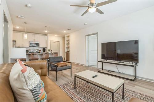 Lake Hartwell Retreat 2BR Oasis with Pool in Clemson, USA