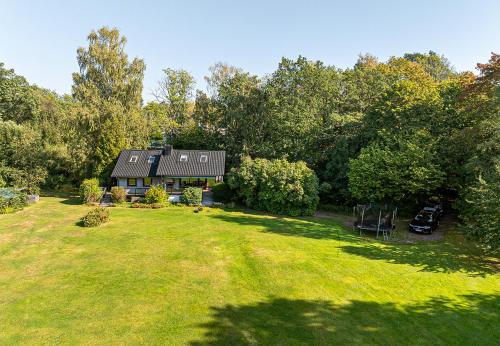 Зручності, Dream location with lake view & Top location near in Бро