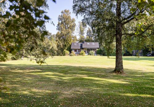 Зручності, Dream location with lake view & Top location near in Бро