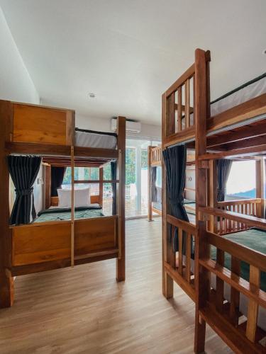 Little wild hostel khaosok