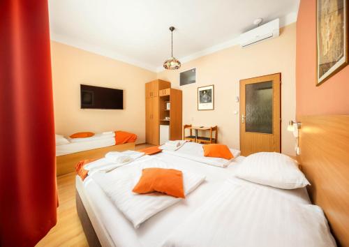 Hotel Golden City Garni - image 4