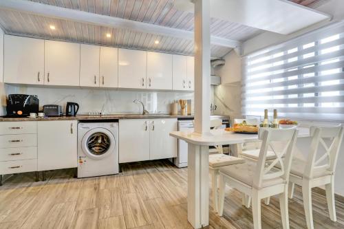 ห้องครัว, Casa Vistamar comfy 4bd few steps to the ocean in ลาสปลายิตาส
