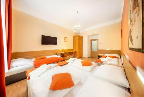 1 queen bed, 2 twin beds