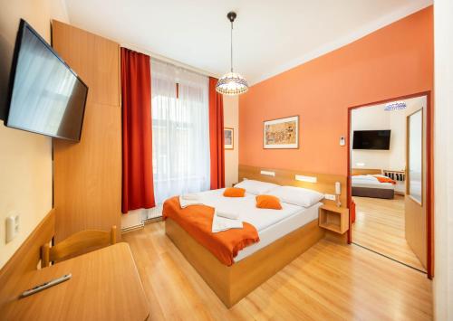2 bedrooms, 3 beds