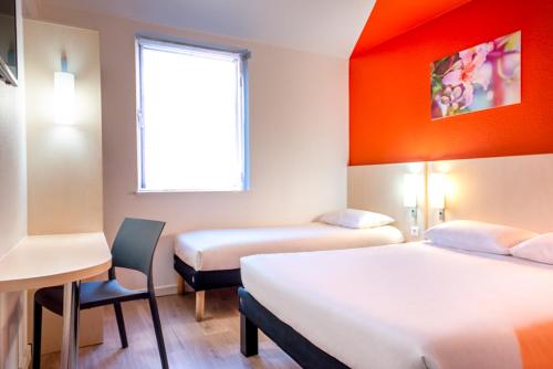 1 double bed, 1 twin bed